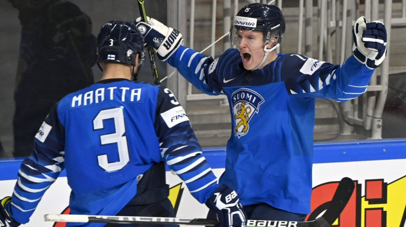 Somijas izlases hokejisti Antons Lundels un Olli Māta svin vārtu guvumu. Foto: imago images/Lehtikuva/Scanpix