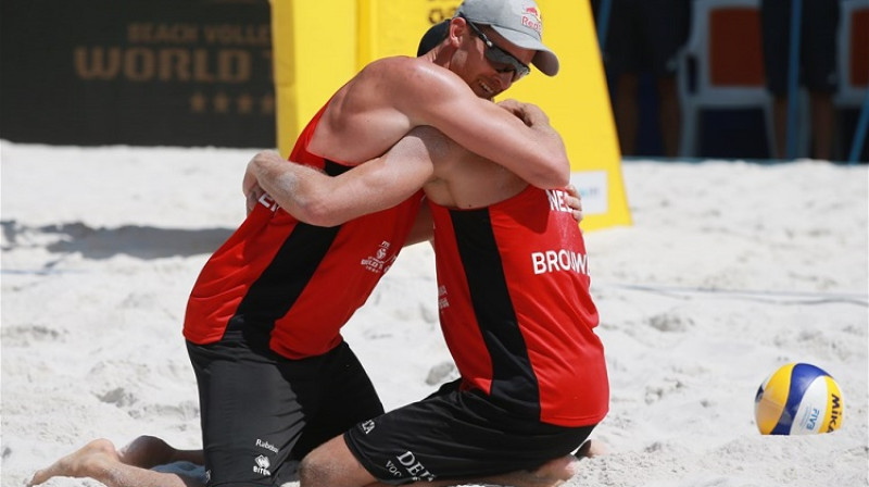 Aleksandrs Brauvers un Roberts Mēvsens. Foto: FIVB