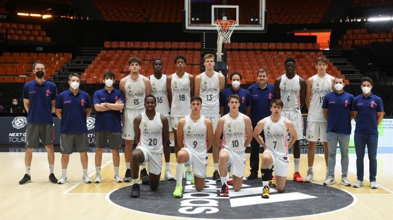 Henrijs Vēsārs (#13) un Madrides ''Real'' Jauniešu Eirolīgas finālposmā. Foto: Euroleague