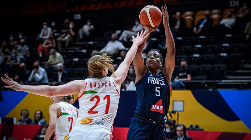 Endene Mijema cīņā pret Viktoriju Hasperu. Foto: FIBA