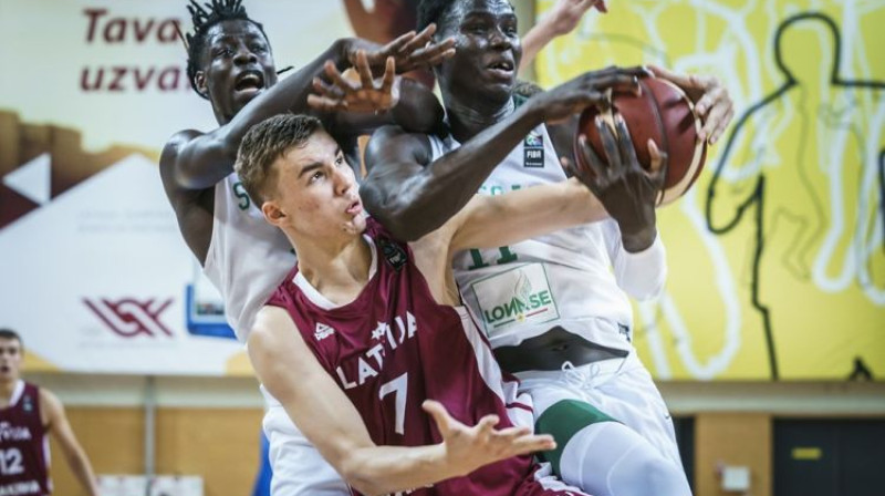 Rodijs Mačoha cīņā ar pretiniekiem. Foto: FIBA