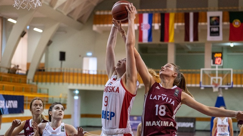 Nikola Priede, Marta Leimane un Latvijas U18 izlase: pirmā uzvara "Challenger" turnīrā Rīgā. Foto: FIBA