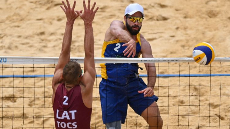 Brunu Šmids uzbrukumā pret Edgaru Toču. Foto: AFP/Scanpix