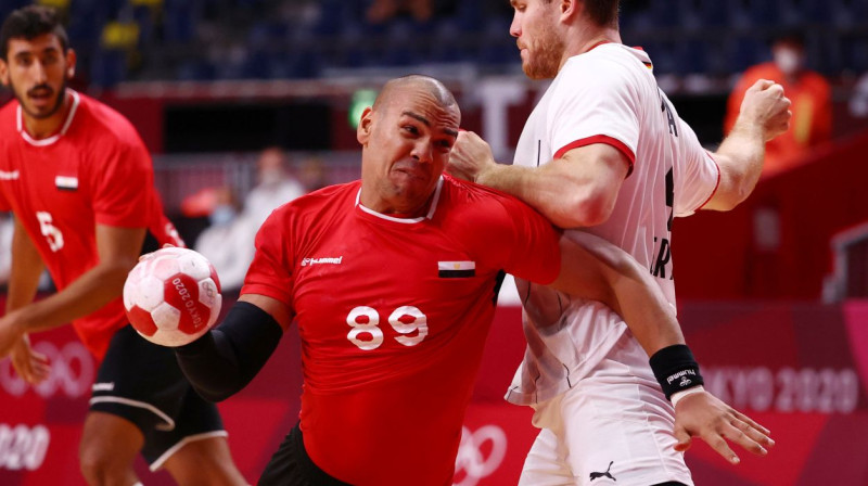 Ēģiptes izlases handbolists Mohameds Šebibs uzbrukumā. Foto: Susana Vera/Reuters/Scanpix