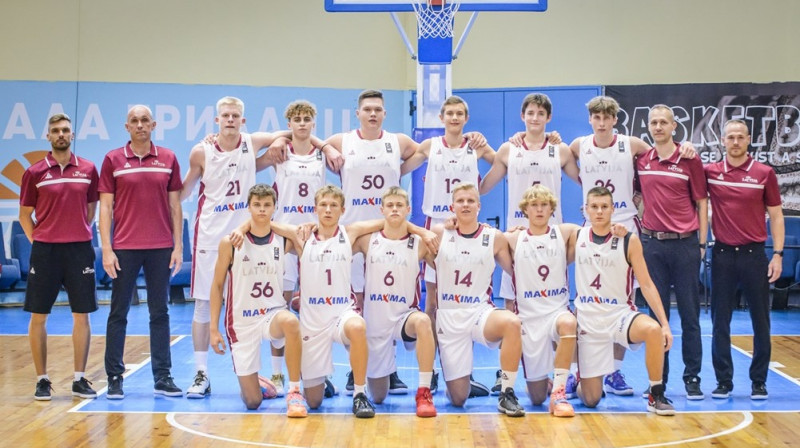 Latvijas U16 kadetu izlase pirms spēles pret Vāciju. Foto: FIBA