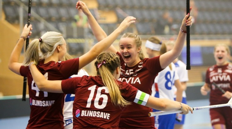 Latvijas U19 izlases florbolistes svin vārtu guvumu. Foto: Latvijas Florbola savienība