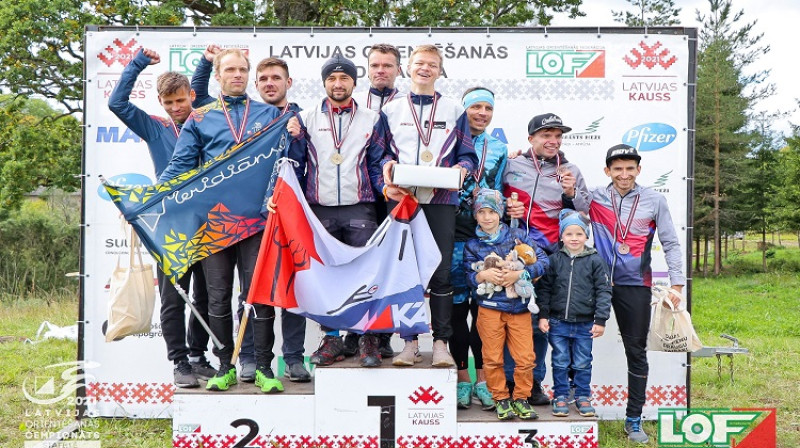 Labākās vīriešu komandas stafetē. Foto: Latvijas orientēšanās federācija.