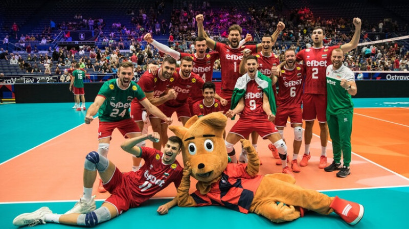 Bulgārijas izlase līksmo par iekļūšanu astotdaļfinālā. Foto: CEV EuroVolley