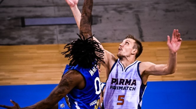 Mareks Mejeris cīņā par bumbu. Foto: FIBA Champions league