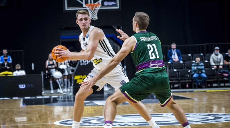 Rolands Freimanis ar bumbu pret Timu Abromaiti. Foto: FIBA BCL