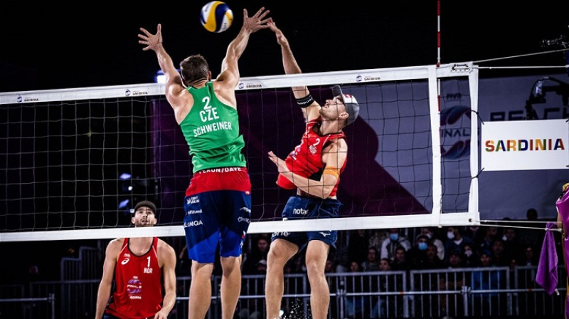 Kristians Sērems pie tīkla cīņā ar Davidu Švaineru. Foto: FIVB