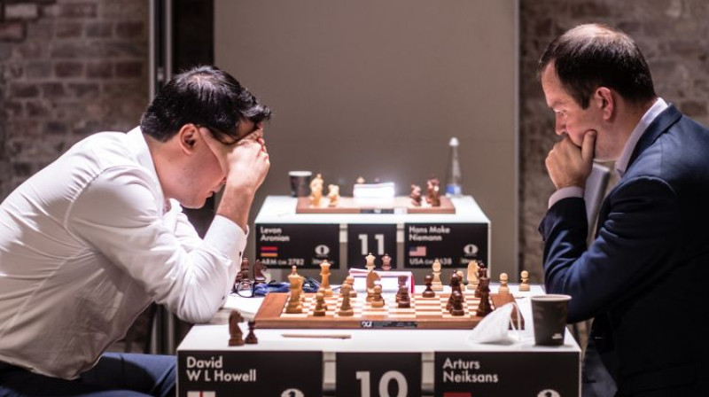 Deivids Hauels pret Arturu Neikšānu. Foto: Anna Shtourman/FIDE