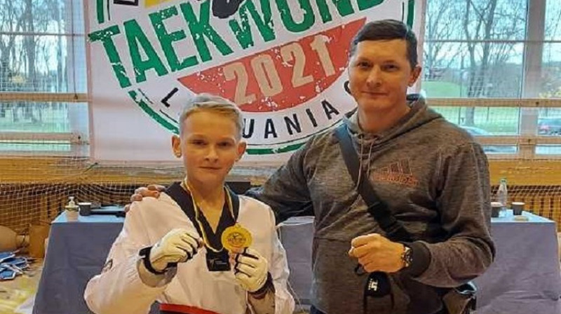 Ruslans Lepins-Žagars ar treneri un tēvu Vitāliju.