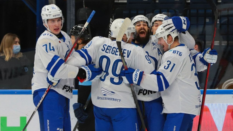 Maskavas "Dynamo" hokejisti svin vārtu guvumu. Foto: dynamo.ru