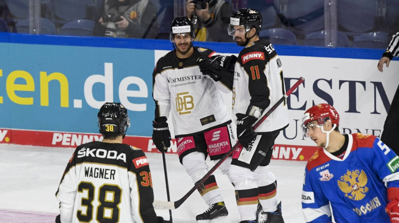 Vācijas izlases hokejisti svin vārtu guvumu. Foto: imago images/osnapix/Scanpix