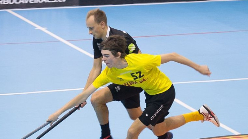 Andris Blumbahs pret Kristeru Babri
Foto: Floorball.lv