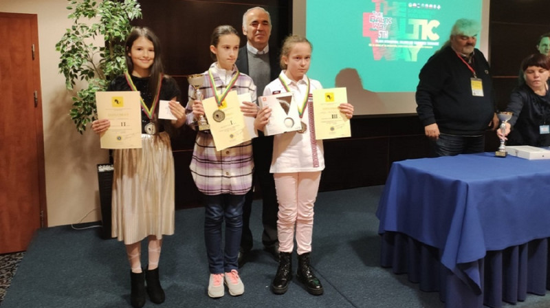 B grupas pirmo trīs vietu ieguvējas no Latvijas kopā ar Kasparovu. Foto: Latvijas Šaha federācija.