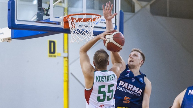 Mareks Mejeris aizsardzībā. Foto: FIBA Europe Cup