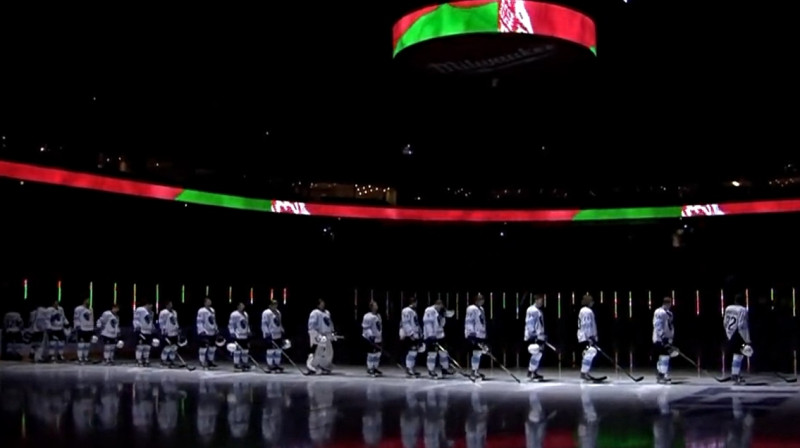 Minskas "Dinamo" hokejisti klausās Palau Republikas himnu. Foto: Belarus 5