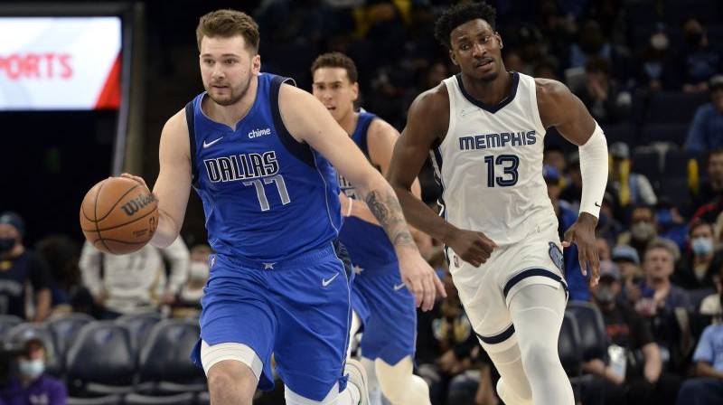 Luka Dončičs (pa kreisi). Foto:AP/Scanpix