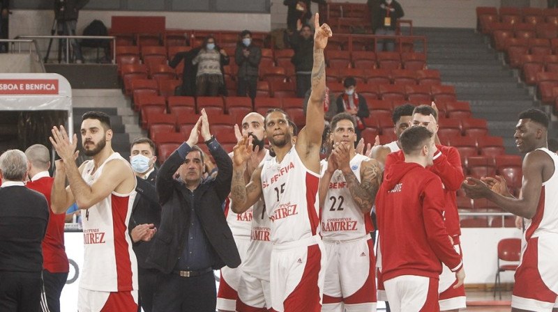 Lisabonas ''Benfica'' basketbolisti pēc uzvaras. Foto: FIBA Europe Cup