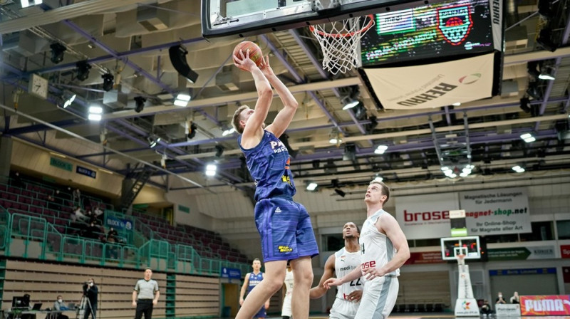 Mareks Mejeris gūst divus punktus. Foto: FIBA Europe Cup