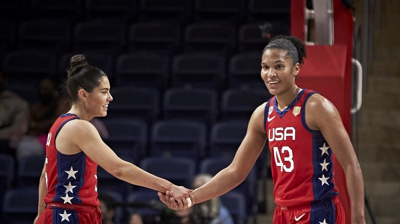 Kelsija Plama un Alisa Tomasa 2022. gada 11. februārī. Foto: FIBA