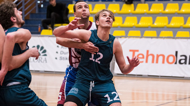 Raimonds Čudars (#12) cīņā zem groza. Foto: BK Jelgava