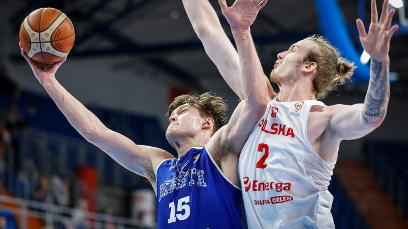 Maiks Kalevs Kotsars pret Aleksandru Balčerovski. Foto: FIBA