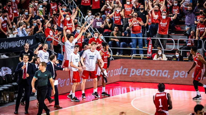 Mārcis Šteinbergs priekšplānā pa vidu. Foto: FIBA Champions League