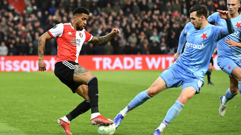 Cīņa par bumbu spēlē starp Roterdamas "Feyenoord" un Prāgas "Slavia". Foto: Reuters/Scanpix