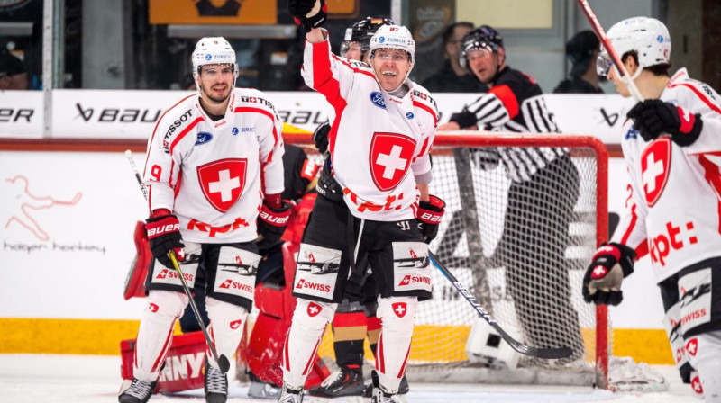 Šveices izlases hokejisti svin vārtu guvumu. Foto: DEB/City-Press
