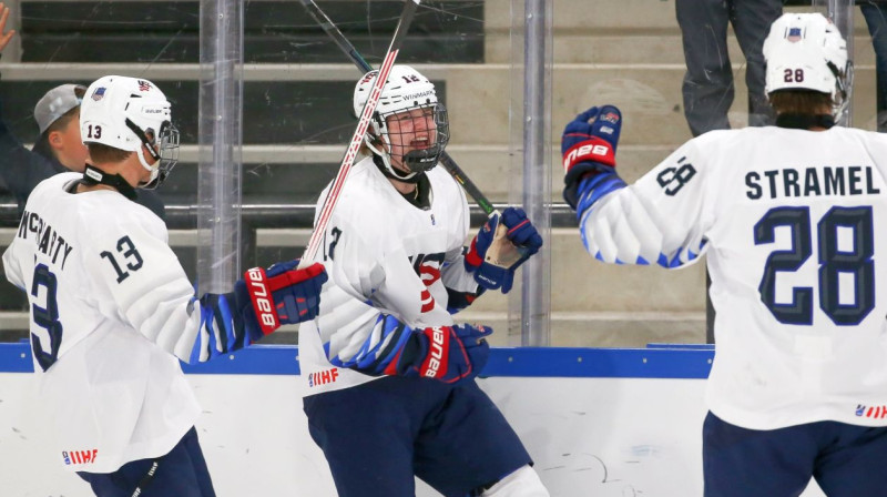 ASV U18 izlases hokejisti svin vārtu guvumu. Foto: IIHF