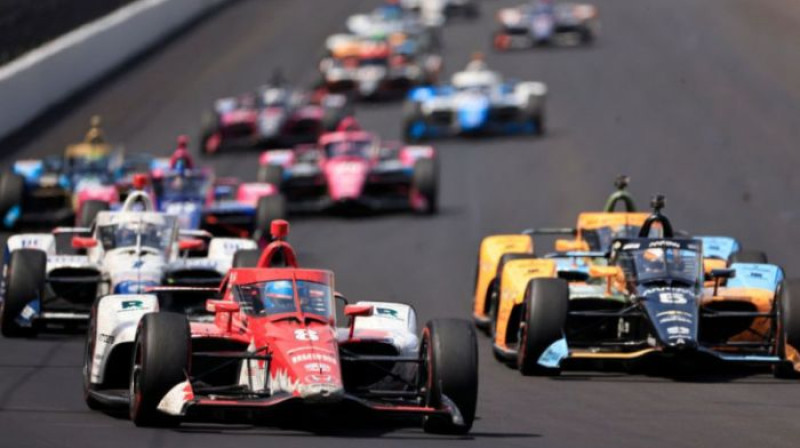 Markuss Ēriksons "Indy 500" vadībā. Foto: indycar.com