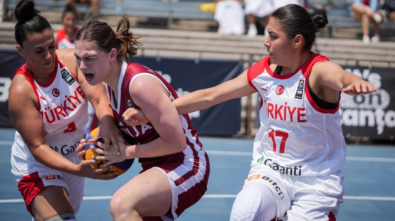 Anita Miķelsone cīņā ar turcietēm. Foto: FIBA 3x3