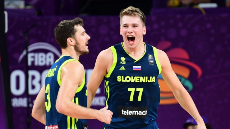 Gorans Dragičs un Luka Dončičs 2017. gadā Slovēnijas izlasē. Foto: AFP/Scanpix