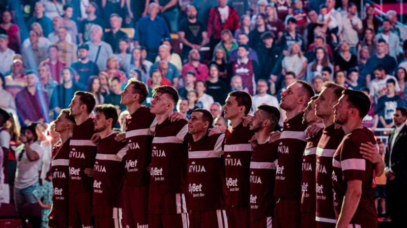 Latvijas izlase pirms spēles pret Lietuvu 22. jūnijā. Foto: LBS