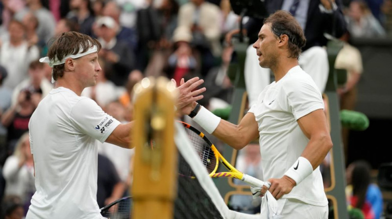 Ričards Beraņķis (pa kreisi) pēc spēles atsveicinās ar Rafaelu Nadalu. Foto: AP/Scanpix