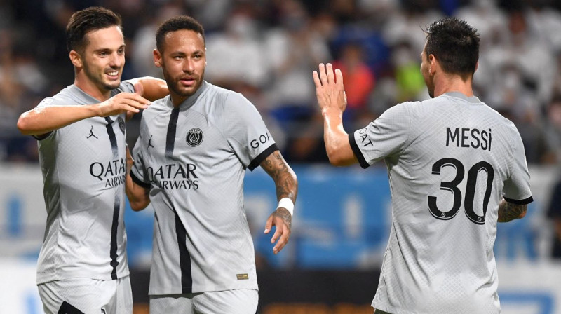 Parīzes "Saint-Germain" futbolisti Pablo Saravija, Neimārs un Lionels Mesi svin vārtu guvumu. Foto: Toshifumi Kitamura/AFP/Scanpix