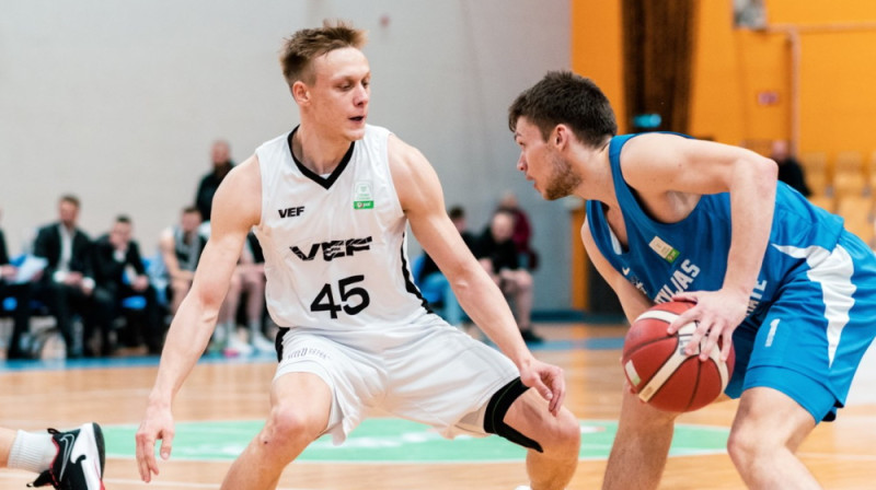 Vitālijs Zotovs aizsardzībā. Foto: LU basketbols