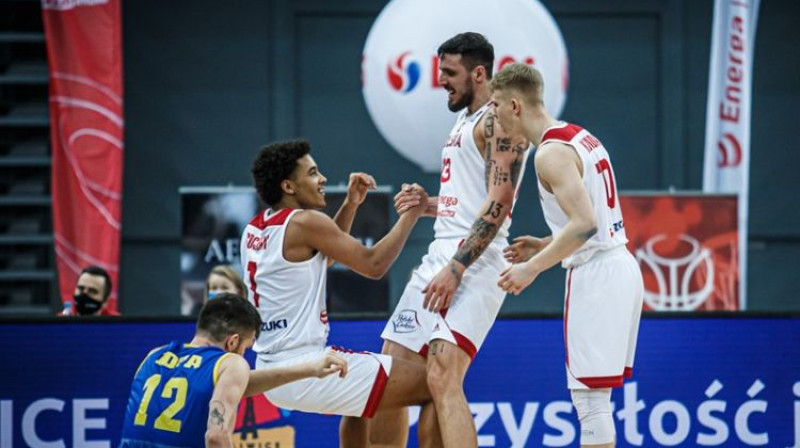 Džeremijs Sohans (#1) ar komandas biedriem. Foto: FIBA