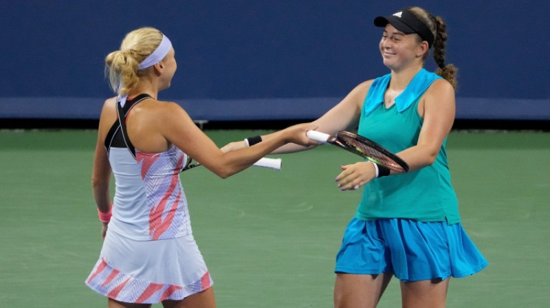 Ludmila Kičenoka un Aļona Ostapenko. Foto: AFP/Scanpix