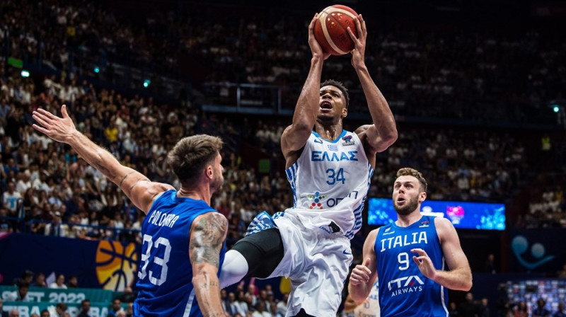 Jannis Adetokunbo pret Ahili Polonaru. Foto: FIBA