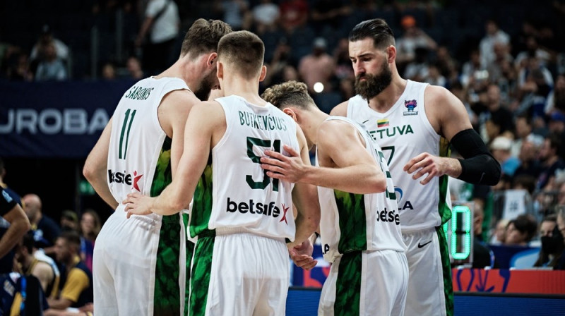 No kreisās: Domants Sabonis, Arns Butkevičs, Roks Jokubaitis un Jons Valančūns. Foto: FIBA