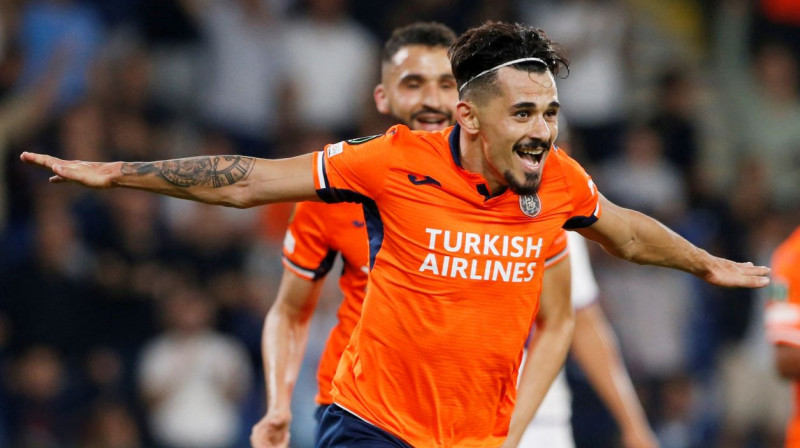 Stambulas "Başakşehir" futbolists Serdars Girlers svin vārtu guvumu. Foto: Reuters/Scanpix