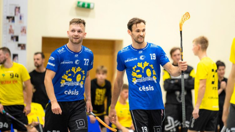 Cēsnieki Olafs Zvīnis (no kreisās) un Jānis Rajeckis. Foto: floorball.lv