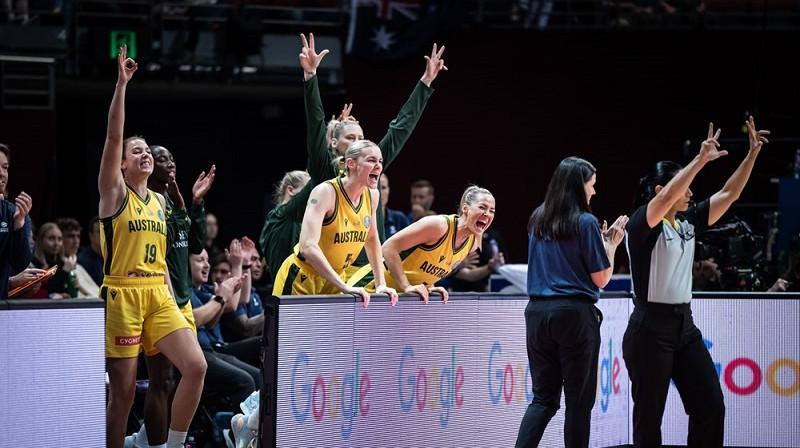 Sāra Blicavs (#19) un Austrālijas soliņš 2022. gada 25. septembrī. Foto: FIBA