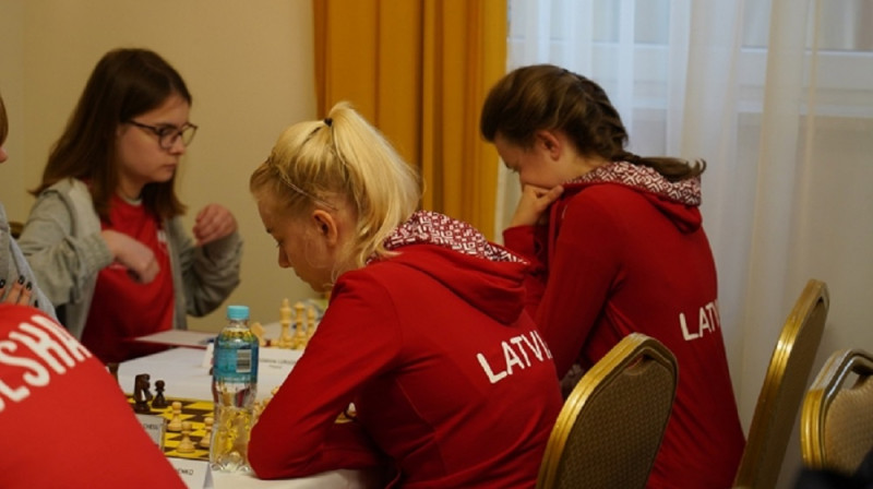 Latvijas pārstāves ar izlases jakām. Foto no facebook.com.