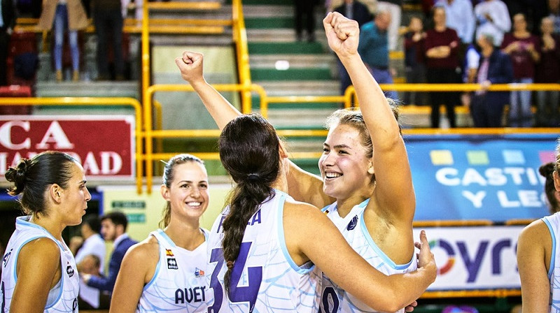 Mariela Fasula apsveic Aleksu Gulbi ar pirmo uzvaru Eirolīgā. Foto: FIBA