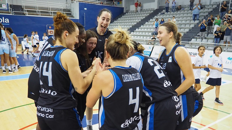 Vanesa Jasa un "IDK Euskotren" basketbolistes. Foto: Ibaeta Basket